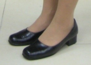 女导师于穿着礼服时皮鞋图片